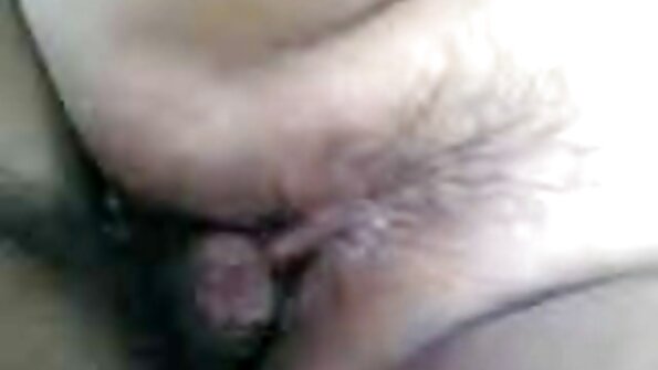 En tenåring med muntre pupper åpner rumpa for analsex