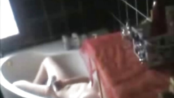 Amatørdame blir knullet i badekaret av mannen sin